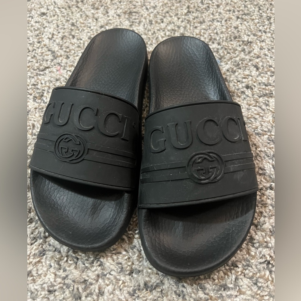 Women’s Guccis slides size 7- Authentic